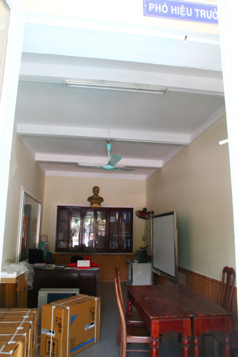 Sau khai giảng, nhiều trường cho học sinh nghỉ học, thầy cô đi liên hoan, chơi biển - 10 Phòng Phó Hiệu trưởng