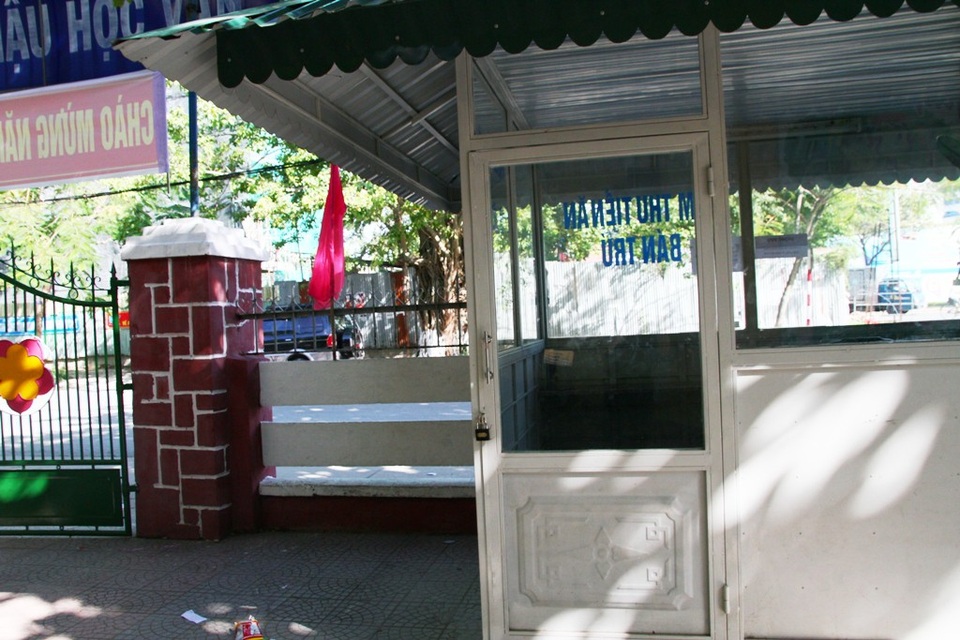 Sau khai giảng, nhiều trường cho học sinh nghỉ học, thầy cô đi liên hoan, chơi biển - 16 Phòng bảo vệ cũng khóa ngoài không có ai trông coi