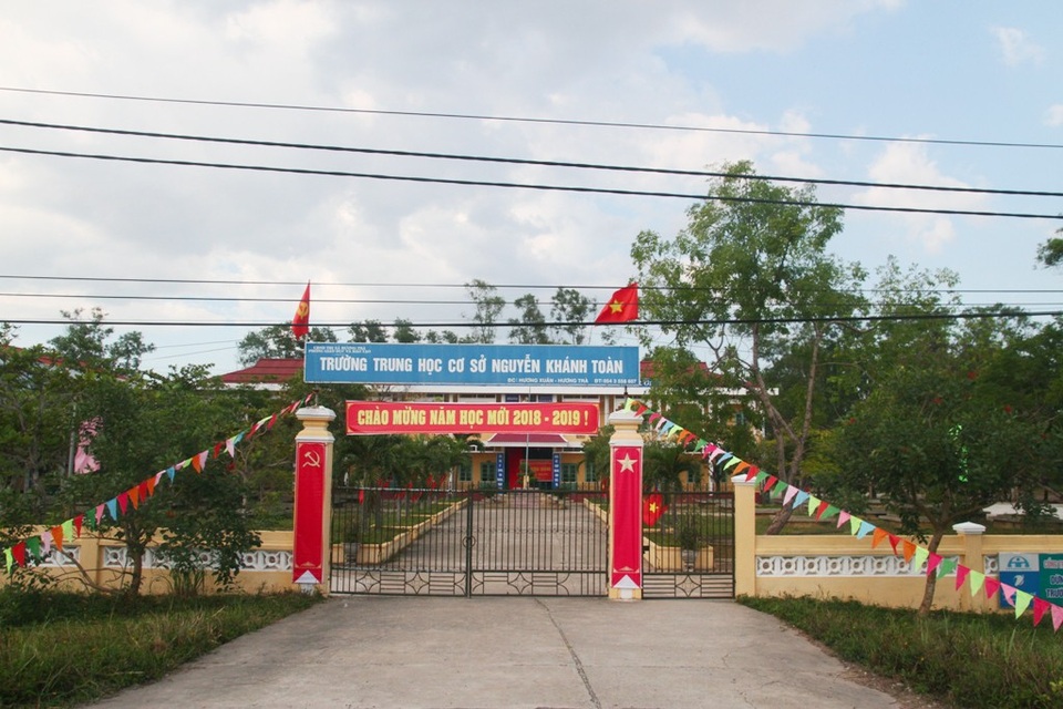 Sau khai giảng, nhiều trường cho học sinh nghỉ học, thầy cô đi liên hoan, chơi biển - 20 Trường THCS Nguyễn Khánh Toàn cũng cửa đóng kín