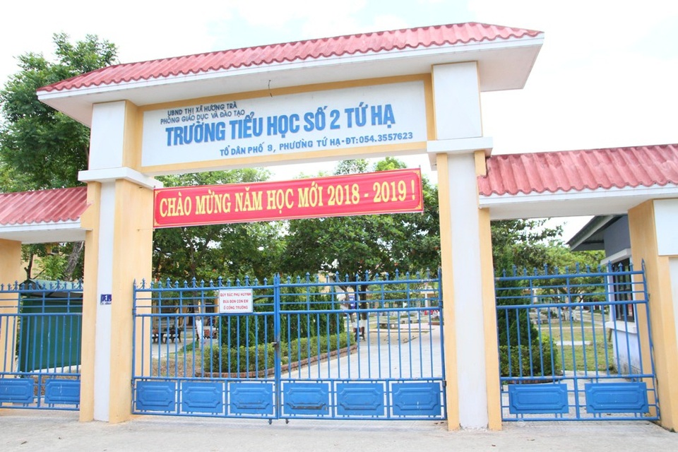 Sau khai giảng, nhiều trường cho học sinh nghỉ học, thầy cô đi liên hoan, chơi biển - 18
Tại thị xã Hương Trà, nhiều trường học cũng đóng cửa cho học sinh nghỉ trong chiều 5/9 như trường Tiểu học số 2 Tứ Hạ