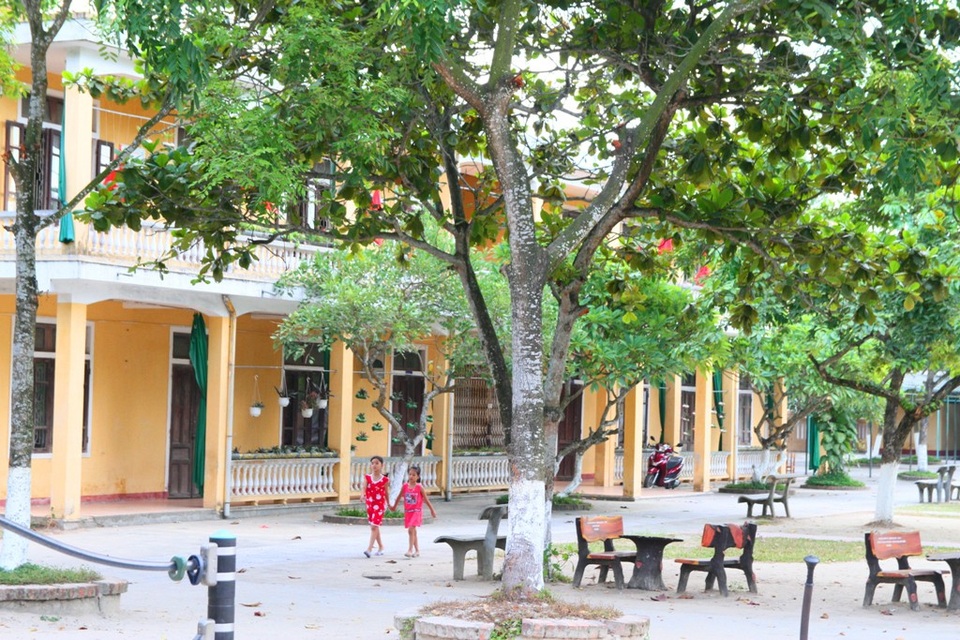 Sau khai giảng, nhiều trường cho học sinh nghỉ học, thầy cô đi liên hoan, chơi biển - 19 Sân trường vắng tanh