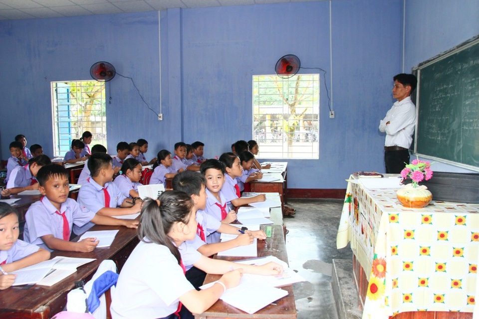 Sau khai giảng, nhiều trường cho học sinh nghỉ học, thầy cô đi liên hoan, chơi biển - 24
Trường bên cạnh cách đó không xa là trường THCS Hà Thế Hạnh vẫn học tập bình thường.