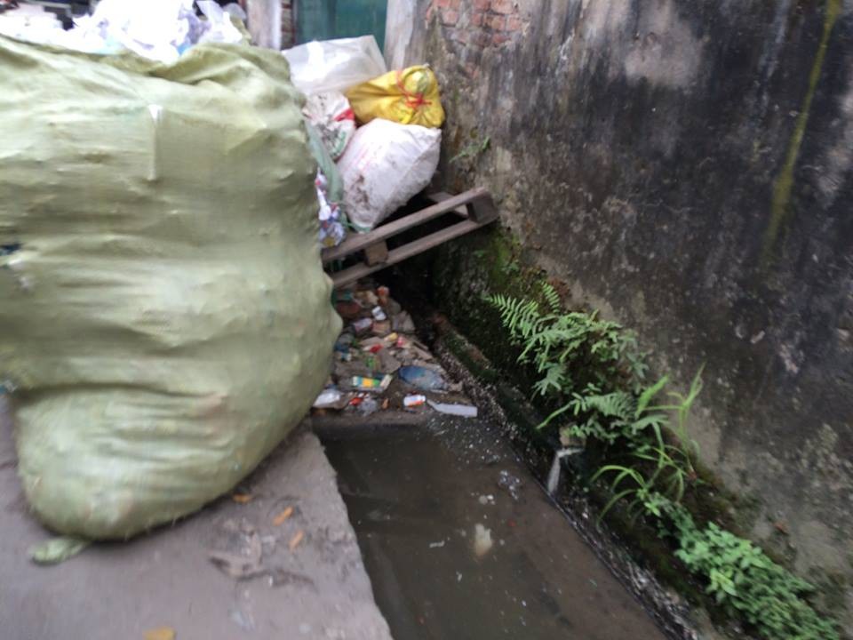 Cống rãnh tại một số làng nghề đen ngòm và đầy rác thải