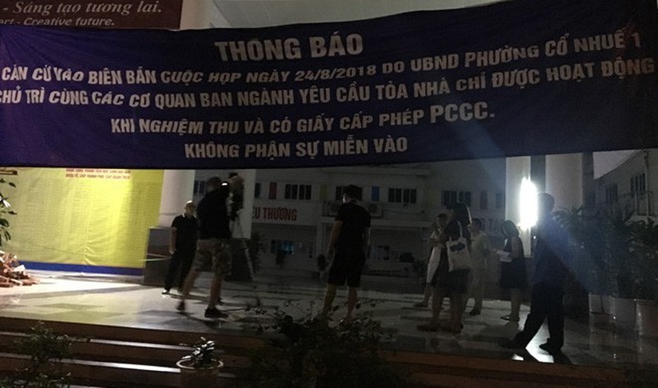 Hà Nội: Hơn 1.000 học sinh khai giảng nhờ vì trường bị đổ đầy cát, gạch - 2 Tấm băng rôn được căng lên cùng với các đống gạch cát đổ xuống trường Pascal. (Ảnh: Đ.Q).