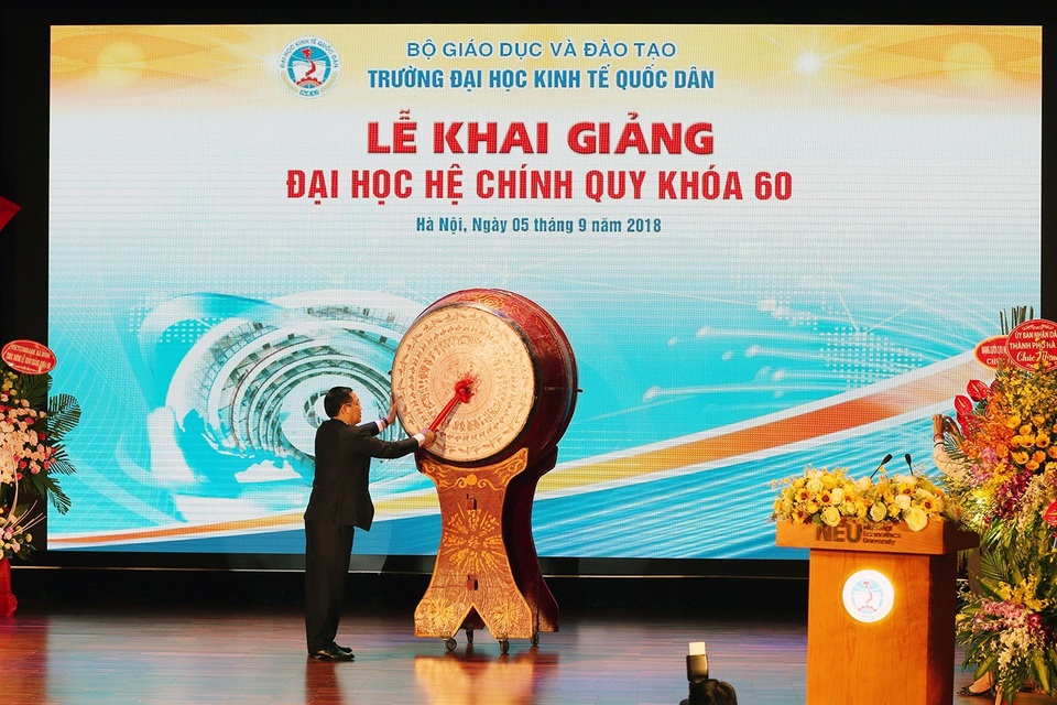 Phó Thủ tướng muốn ĐH Kinh tế Quốc dân lọt top 500 trường khu vực châu Á - 1 Phó Thủ tướng Vương Đình Huệ đánh trống khai giảng tại trường Đại học Kinh tế Quốc dân (Hà Nội).