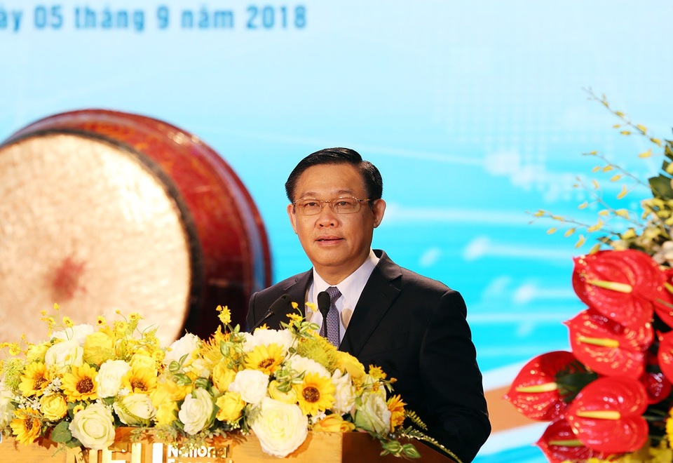 Phó Thủ tướng muốn ĐH Kinh tế Quốc dân lọt top 500 trường khu vực châu Á - 2 Phó Thủ tướng Vương Đình Huệ dự lễ khai giảng tại trường Đại học Kinh tế Quốc dân (Hà Nội).