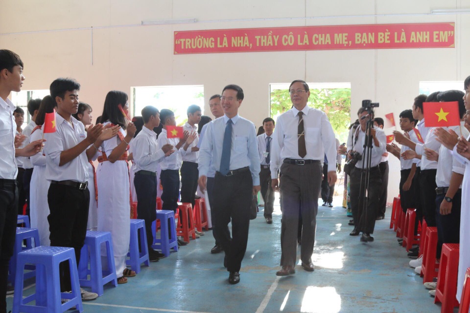 Học trò cả nước náo nức trong lễ khai giảng - 30 Trưởng Ban Tuyên giáo Trung ương Võ Văn Thưởng dự lễ khai giảng của trường THPT Nội trú tỉnh Ninh Thuận.