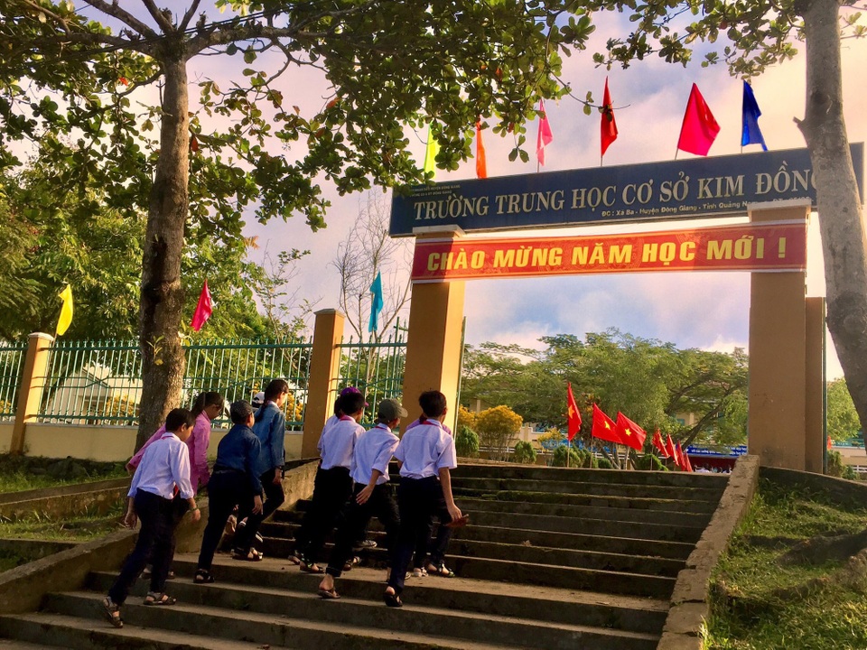 Học trò cả nước náo nức trong lễ khai giảng - 48
Các em học sinh trường THCS Kim Đồng, huyện miền núi Đông Giang đến trường làm lễ khai giảng năm học mới 2018-2019