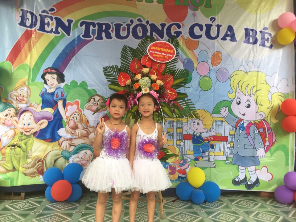 Học trò cả nước náo nức trong lễ khai giảng - 50
Các cháu bé lớp 5 tuổi trường Mầm non Đông Phong hào hứng đến dự lễ khai giảng năm học mới. (Ảnh: Bá Đoàn)