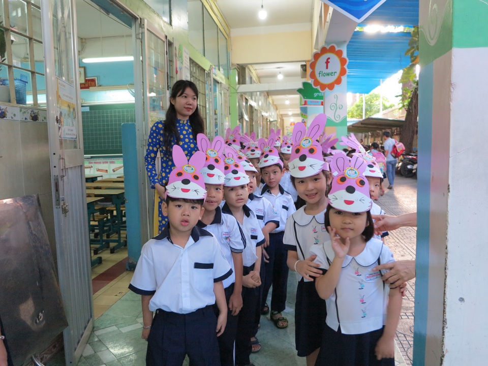 Học trò cả nước náo nức trong lễ khai giảng - 55
Học sinh lớp 1 trường Tiểu học Trần Bình Trọng (quận 5) hớn hở trước lễ khai giảng đầu tiên của mình. (Ảnh: Nguyễn Quang)