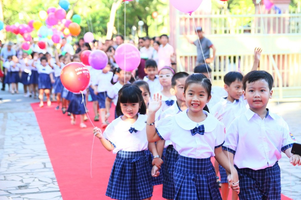 Học trò cả nước náo nức trong lễ khai giảng - 58
Các học sinh lớp 1 trường tiểu học Trần Quốc Toản ngày đầu tiên đến trường. (Ảnh: Đại Dương)