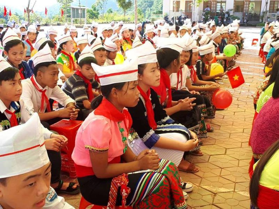 Học trò cả nước náo nức trong lễ khai giảng - 39
Các em học sinh trường DTNT huyện Kỳ Sơn đã cố gắng vượt qua khó khăn để dự lễ khai giảng. (Ảnh: Nguyễn Tú)