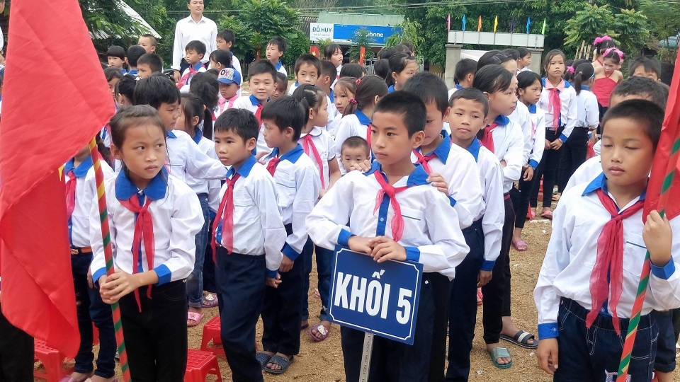 Học trò cả nước náo nức trong lễ khai giảng - 62
Học sinh Trường Tiểu học Quang Chiểu, huyện Mường Lát vẫn vượt đường sá khó khăn để đến khai giảng năm học mới.