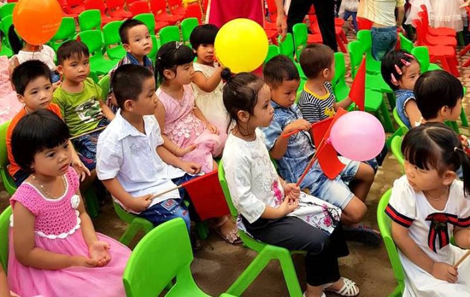 Học trò cả nước náo nức trong lễ khai giảng - 69 Nhiều học sinh khối Mầm non còn bỡ ngỡ khi lần đầu đến trường chào năm học mới
