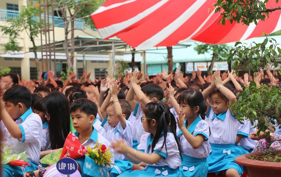 Học trò cả nước náo nức trong lễ khai giảng - 72 Các em học trò lớp 1 trường tiểu học An Thới 1 Cần Thơ rộn ràng đón năm học mới