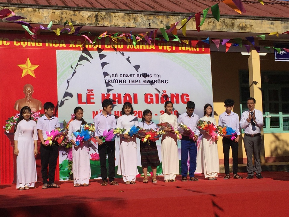 Học trò cả nước náo nức trong lễ khai giảng - 83 Ban giám hiệu tặng hoa cho đại diện học sinh lớp 10