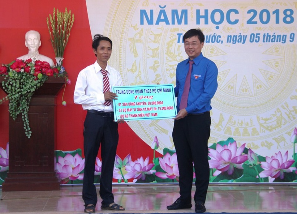 Trao học bổng đầu năm học mới cho học sinh vùng rốn lũ - 3 Anh Lê Quốc Phong, Bí thư thứ nhất Trung ương Đoàn TNCS Hồ Chí Minh tặng công trình thanh niên cho Trường THPT số 3 Tuy Phước (huyện Tuy Phước).