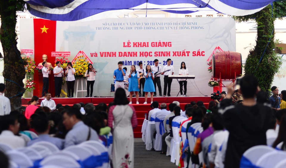 Học trò cả nước náo nức trong lễ khai giảng - 56 Lễ khai giảng tại trường THPT chuyên Lê Hồng Phong khởi đầu là màn biểu diễn của chính học sinh trường