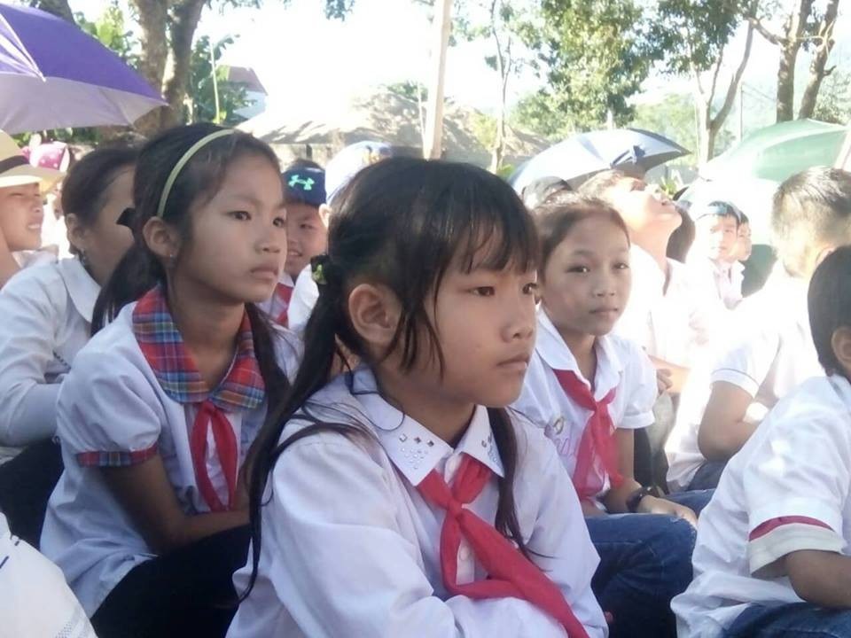Học trò cả nước náo nức trong lễ khai giảng - 63
Học sinh tại vùng ngập lụt huyện Bá Thước trong ngày lễ khai giảng.