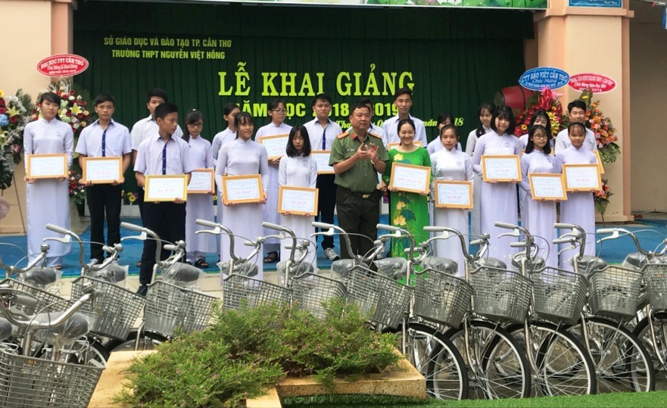 Học trò cả nước náo nức trong lễ khai giảng - 73 Nhân dịp khai giảng, đại tá Trần Ngọc Hạnh - Giám đốc Công an Cần Thơ trao 20 xe đạp và 20 ngàn cuốn tập cho các em ở trường THPT Nguyễn Việt Hồng.