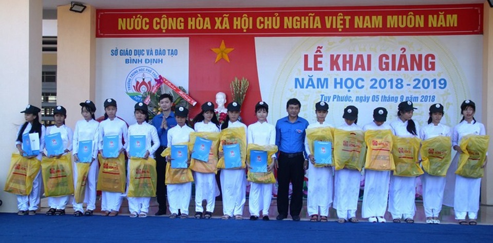 Trao học bổng đầu năm học mới cho học sinh vùng rốn lũ - 2
Anh Lê Quốc Phong, Bí thư thứ nhất Trung ương Đoàn TNCS Hồ Chí Minh trao học bổng cho học sinh Trường THPT số 3 Tuy Phước (huyện Tuy Phước, Bình Định).