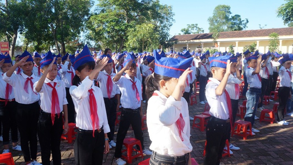 Học trò cả nước náo nức trong lễ khai giảng - 40 Các học sinh đang làm lễ chào cờ.