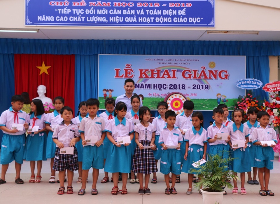 Học trò cả nước náo nức trong lễ khai giảng - 74
Nhân dịp khai giảng năm học mới, thông qua VP đại diện báo Dân trí tại Cần Thơ, ông Phạm Văn Quang - Giám đốc Công ty Cổ phần Nông nghiệp Công nghệ cao Trung Thạnh (Cần Thơ) trao 20 suất 20 học bổng, mỗi suất trị giá 500.000đ cho 20 em học trò có hoàn cảnh khó khăn của trường tiểu học An Thới 1 (Cần Thơ).