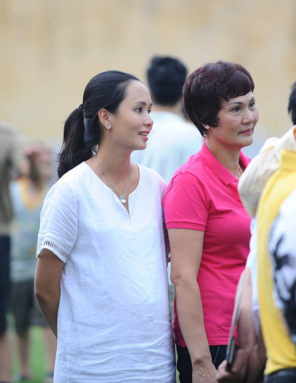 Người vợ giỏi giang, xinh đẹp của Văn Quyết Olympic Việt Nam - 4 Thời điểm đang mang thai con trai đầu lòng, Huyền Mi vẫn ra sân cổ vũ cho chồng.
