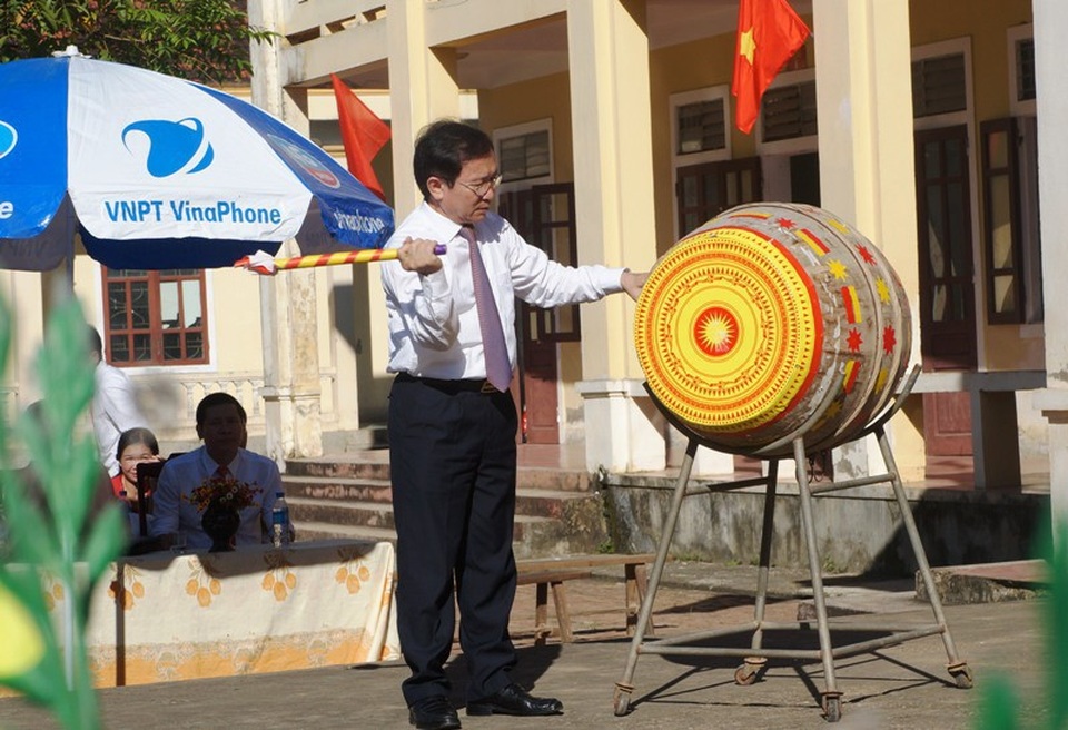 Học trò cả nước náo nức trong lễ khai giảng - 41
Ông Đinh Viết Hồng - Phó Chủ tịch UBND tỉnh Nghệ An Đánh trống khai giảng năm học mới tại ngôi trường vùng rốn lũ Hoàng Tá Thốn, huyện Yên Thành. (Ảnh: Nguyễn Tú)