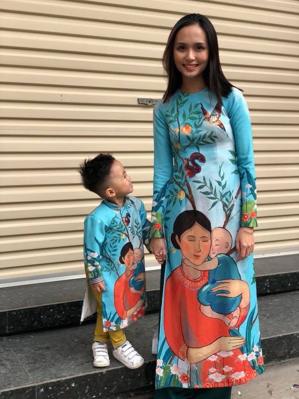 Người vợ giỏi giang, xinh đẹp của Văn Quyết Olympic Việt Nam - 5 Hai mẹ con Huyền Mi chụp ảnh trong dịp Tết nguyên đán.