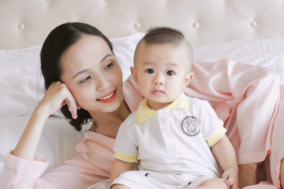 Người vợ giỏi giang, xinh đẹp của Văn Quyết Olympic Việt Nam - 7 Nhan sắc Huyền Mi sau sinh thêm phần đằm thắm.