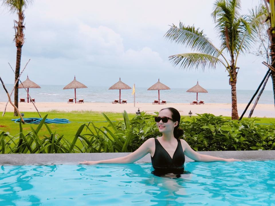 Người vợ giỏi giang, xinh đẹp của Văn Quyết Olympic Việt Nam - 8 Huyền Mi thường xuyên đi nghỉ dưỡng tại các khu resort cao cấp. Cô là hậu phương vững chắc để chồng yên tâm thi đấu.
