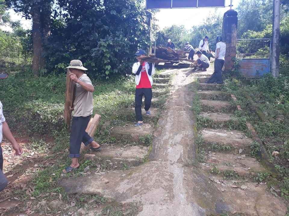 Các giáo viên trên “cổng trời” chung tay dọn trường để chuẩn bị cho khai giảng - 2 Tận dụng những thứ còn dùng được, các thầy cô giáo đã sơn sửa các phòng học khang trang