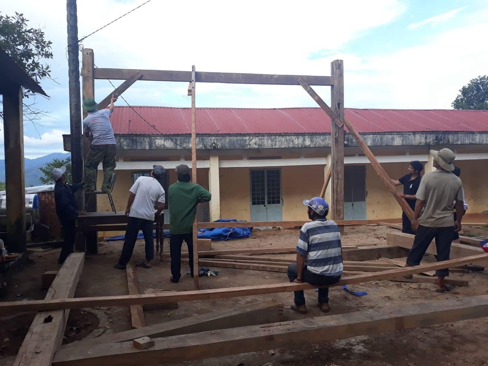 Các giáo viên trên “cổng trời” chung tay dọn trường để chuẩn bị cho khai giảng - 1 Các thầy cô giáo và người dân đang gấp rút dựng lại các phòng học và nhà ăn trước ngày khai trường