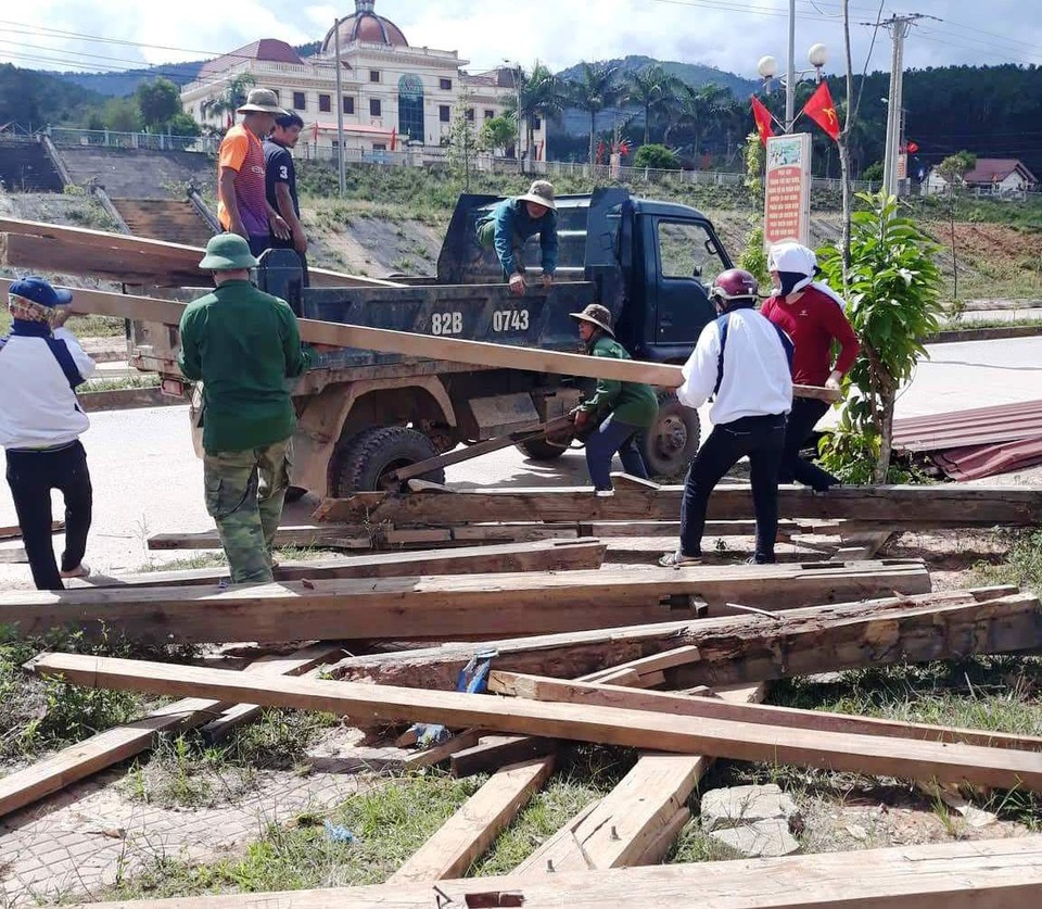 Các giáo viên trên “cổng trời” chung tay dọn trường để chuẩn bị cho khai giảng - 4 Tiến độ công việc sửa chữa trường vẫn còn làm khi ngày khai giảng đang cận kề