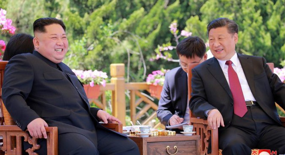 Lý do ông Tập Cận Bình cử “cánh tay phải” tới Triều Tiên - 2 Ông Tập Cận Bình đón ông Kim Jong-un tại Trung Quốc (Ảnh: Reuters)