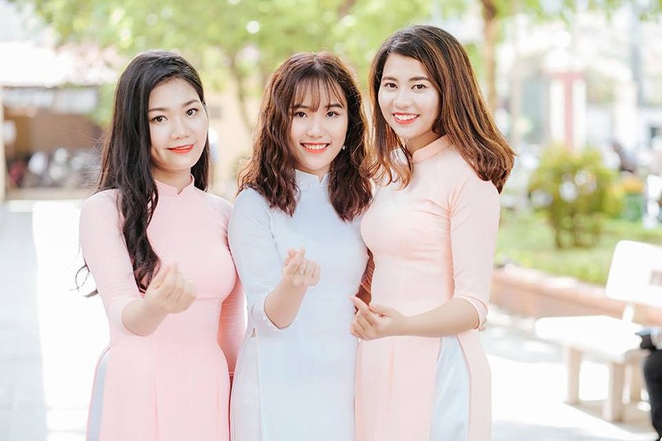 Mùa tựu trường: Gửi những năm tháng thanh xuân đã qua - 1 Thanh xuân với tôi, điều đáng quý nhất chính là được cùng khóc, cùng cười với các bạn... (Ảnh minh họa: Hạnh)