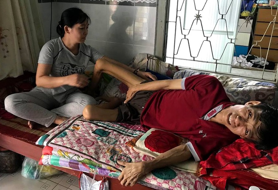 Số phận nghiệt ngã của một người thầy - 1 Thầy Lộc gồng mình chống chọi lại nhưng cơn đau buốt thấu tận xương tuỷ.