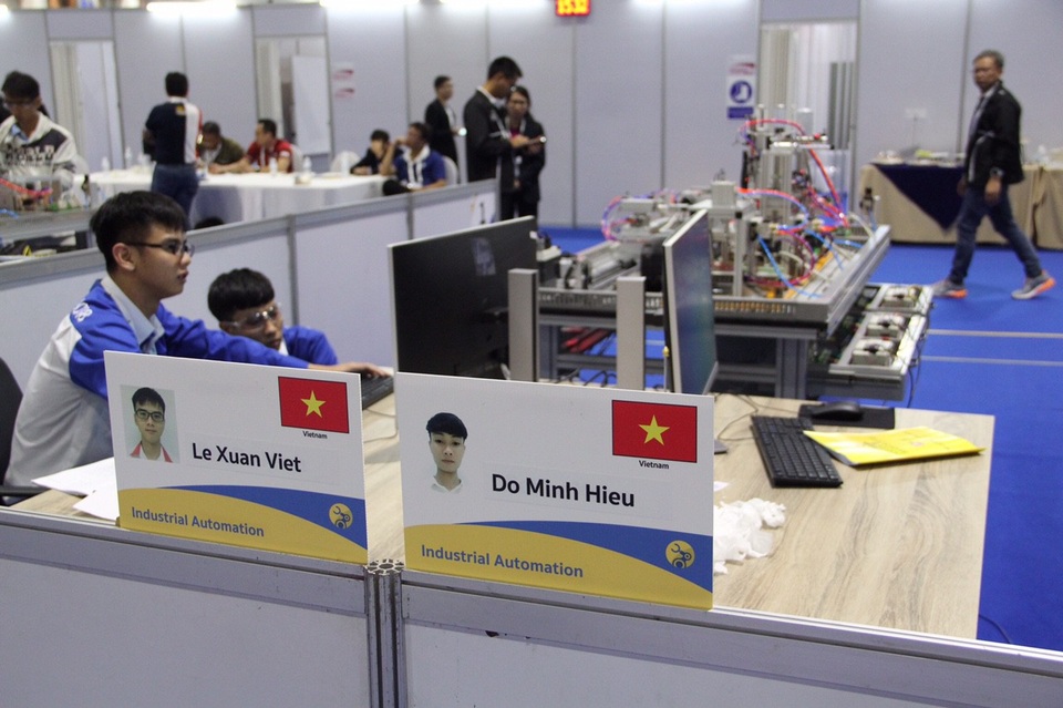 Thi tay nghề Asean lần thứ 12: Đoàn thí sinh Việt Nam xếp hạng 3 - 3
Thí sinh Việt Nam tranh tài tại Kỳ thi tay nghề Asean lần thứ 12 (Ảnh: Tổng cục Giáo dục nghề nghiệp).