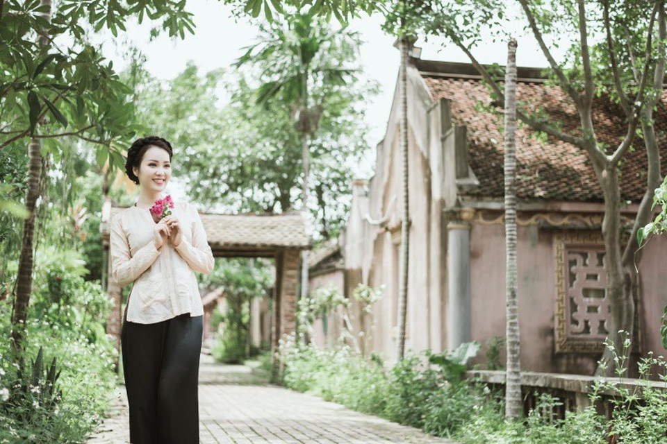 Tại sao Thuỵ Vân VTV giữ bí mật về chồng, bật khóc vì MC Hạnh Phúc? - 14 Hình ảnh duy nhất mà công chúng biết được về chồng Thụy Vân là trong đám cưới. Cô cho biết chồng không phải người của công chúng nên không muốn xuất hiện trước truyền thông. Bé nhà tôi năm nay vào lớp một, cũng thêm một nỗi lo vì bạn ấy thay đổi môi trường học. Tôi phải tập trung cho con hơn. Còn về kế hoạch sinh em bé, chắc tôi phải chờ hai, ba năm nữa, cô bật mí.