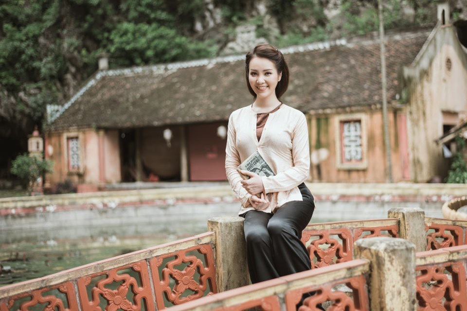 Tại sao Thuỵ Vân VTV giữ bí mật về chồng, bật khóc vì MC Hạnh Phúc? - 2 Ca khúc không có chữ “buồn”, “thương”, “cô đơn”, “đợi chờ”... nhưng nói lên được nỗi thổn thức của người phụ nữ xưa. Họ sống bằng niềm tin và lòng chung thuỷ, luôn ôm một mối tình trong lòng, không thể nói trực tiếp vì lễ giáo xưa không cho phép. Chỉ cần nghe giai điệu thôi cũng thấy nỗi cô đơn, niềm xót thương trong họ, Thuỵ Vân nói.