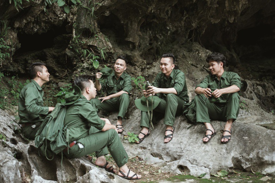 Tại sao Thuỵ Vân VTV giữ bí mật về chồng, bật khóc vì MC Hạnh Phúc? - 6 Trong khi đó, MC Hạnh Phúc không quên được lần mình phải ngồi ở vách đá trong rừng, bị muỗi cắn liên tục. Tôi đang hát cảnh nhớ nhung nhưng thực sự là muỗi cắn đầy chân, tay. Cứ phần nào hở ra là muỗi cắn, Hạnh Phúc chia sẻ.