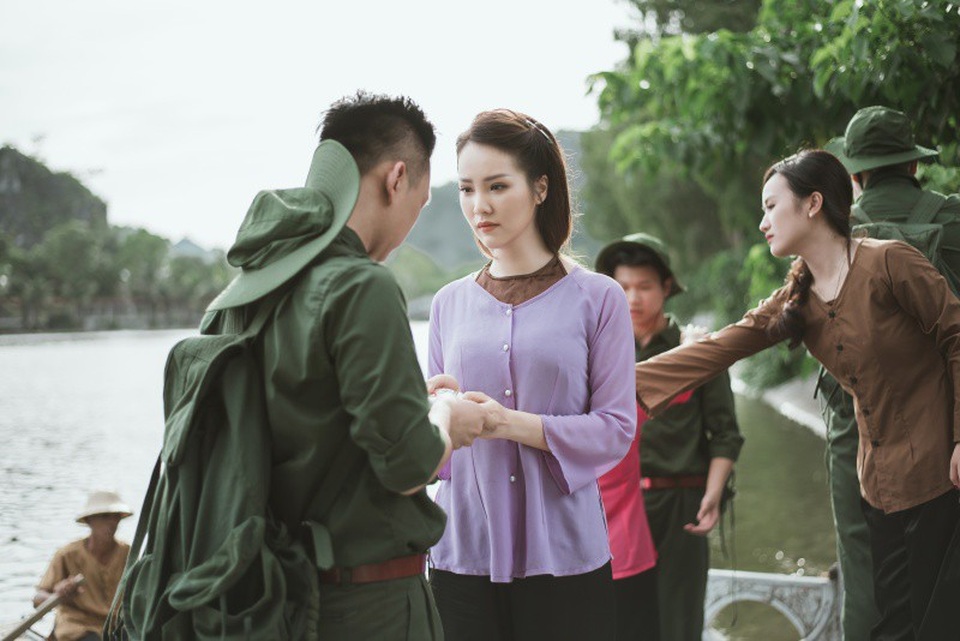 Tại sao Thuỵ Vân VTV giữ bí mật về chồng, bật khóc vì MC Hạnh Phúc? - 8 MC Hạnh Phúc nói đùa rằng anh không sợ người yêu ghen mà sợ chồng Thuỵ Vân nhiều hơn. Bởi người đẹp ít khi khóc vì chồng mà lần thể hiện này lại tốn nước mắt quá nhiều cho bạn diễn.