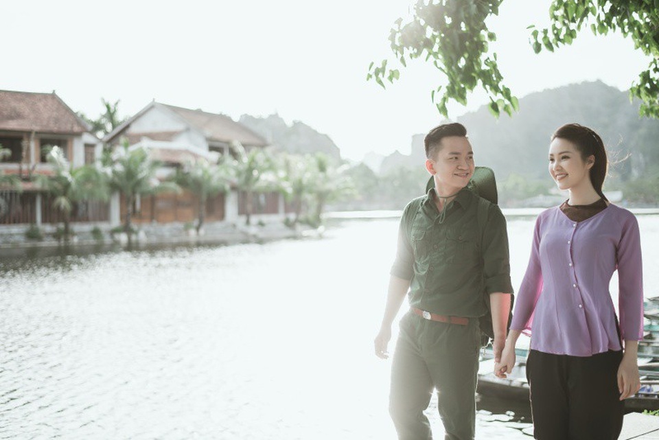 Tại sao Thuỵ Vân VTV giữ bí mật về chồng, bật khóc vì MC Hạnh Phúc? - 1 Thuỵ Vân vừa bất ngờ song ca cùng MC Hạnh Phúc - đồng nghiệp của cô tại VTV24 với ca khúc Ngồi tựa song đào. Đây là lần khoe giọng thứ hai của cô, sau phần thể hiện ca khúc Phượng hồng hồi tháng 8 năm ngoái. Á hậu Việt Nam 2008 chọn ca khúc dân ca quan họ bởi cô vốn yêu thích giai điệu nhạc phẩm từ rất lâu. Mỗi khi buồn hay vui, chỉ cần giai điệu này được cất lên, người đẹp thấy được trải lòng, an ủi và yêu thương. Nếu nghe kỹ lời, khán giả sẽ thấy yêu tiếng Việt nhiều hơn.