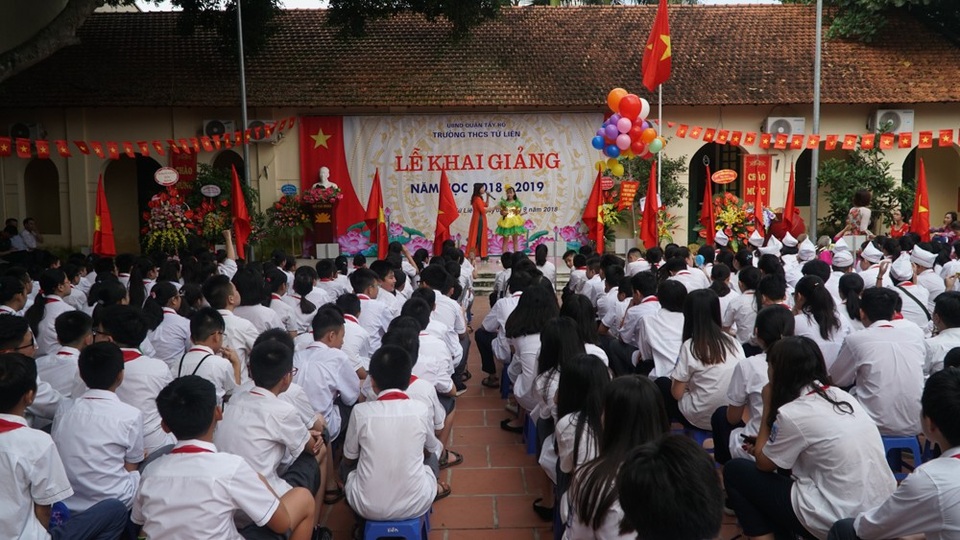 Hà Nội: Lễ khai giảng trong ngôi đình - 3 Các em học sinh ngồi ngay ngắn thành từng hàng theo từng lớp háo hức chuẩn bị cho lễ khai giảng.