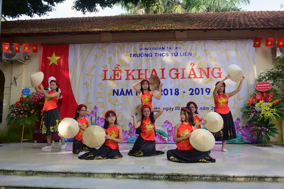 Hà Nội: Lễ khai giảng trong ngôi đình - 12
Học sinh Nguyễn Thanh Nhi, lớp 6B chia sẻ: “Em rất vui khi được học tại ngôi trường mới với nhiều bạn mới. Trong năm học mới, em cố gắng phấn đấu học thật giỏi để không phụ lòng cha mẹ và thầy cô”.Trong lễ khai giảng nhà trường còn tổ chức các trò chơi cho các em học sinh toàn khối. Các em hăng hái dơ tay tha gia trò chơi.Trò chơi truyền bóng bàn bằng thìa gây thích thú cho các bạn học sinh.Riêng khối 6 là năm đầu tiên học ở trường, nhiều học hinh tỏ ra bỡ ngỡ trước một ngôi trường mới.Các em học sinh vui vẻ chào đón năm học mới.Vui ngày khai trường với tiết mục văn nghệ do thầy cô giáo và các em học sinh trường Từ Liên thể hiện.