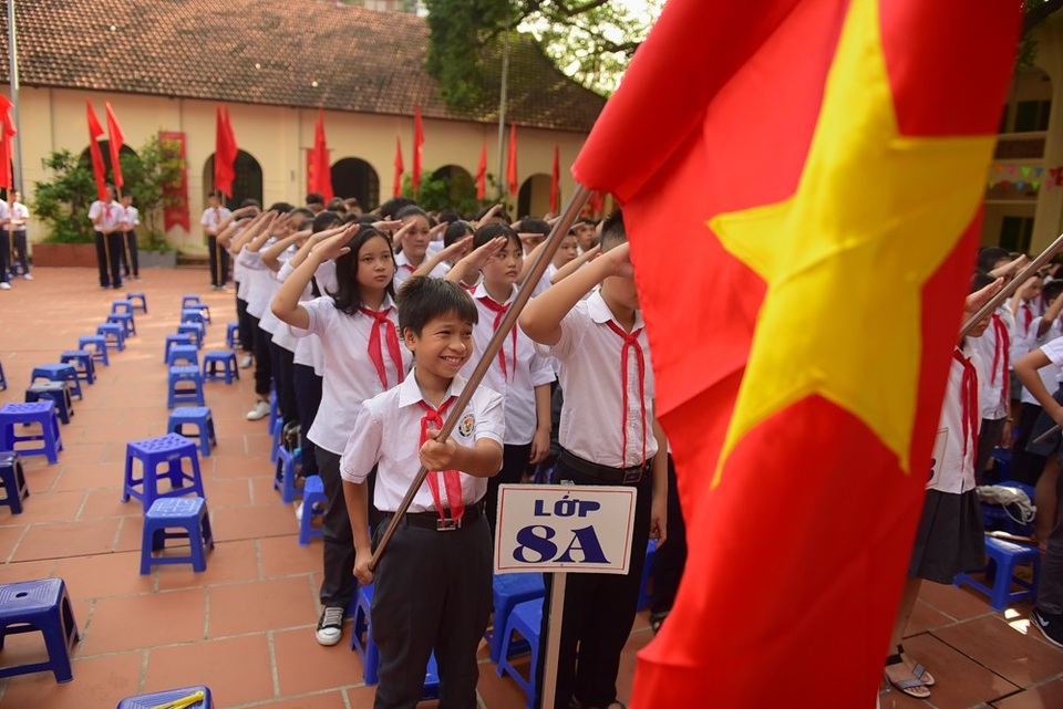 Hà Nội: Lễ khai giảng trong ngôi đình - 4 Học sinh toàn trường làm lễ chào cờ trước lễ khai giảng.