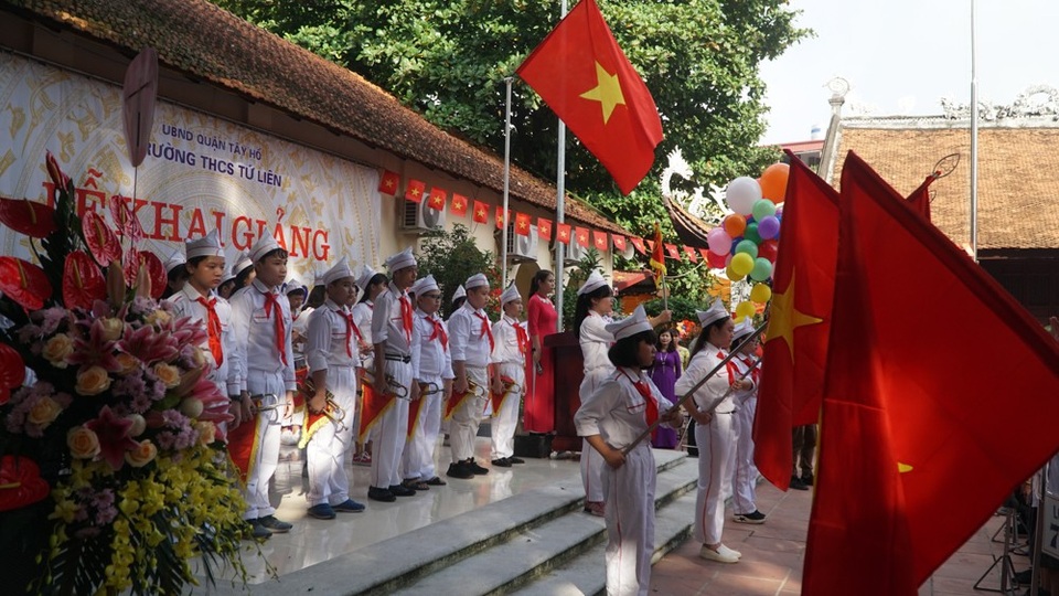 Hà Nội: Lễ khai giảng trong ngôi đình - 5 Cô giáo Trần Thị Thanh Hoa, Hiệu trưởng Trường THCS Tứ Liên (quận Tây Hồ, Hà Nội) cho biết: trường phấn khởi khi được UBND quận đầu tư xây dựng và dự kiến năm học 2019 - 2020 các học sinh sẽ được học tại trường mới. Năm học mới, trường cố gắng hoàn thành tốt mục tiêu công tác giảng dạy giáo dục đại trà đặt ra, 100% học sinh hoàn thành chương trình THCS.