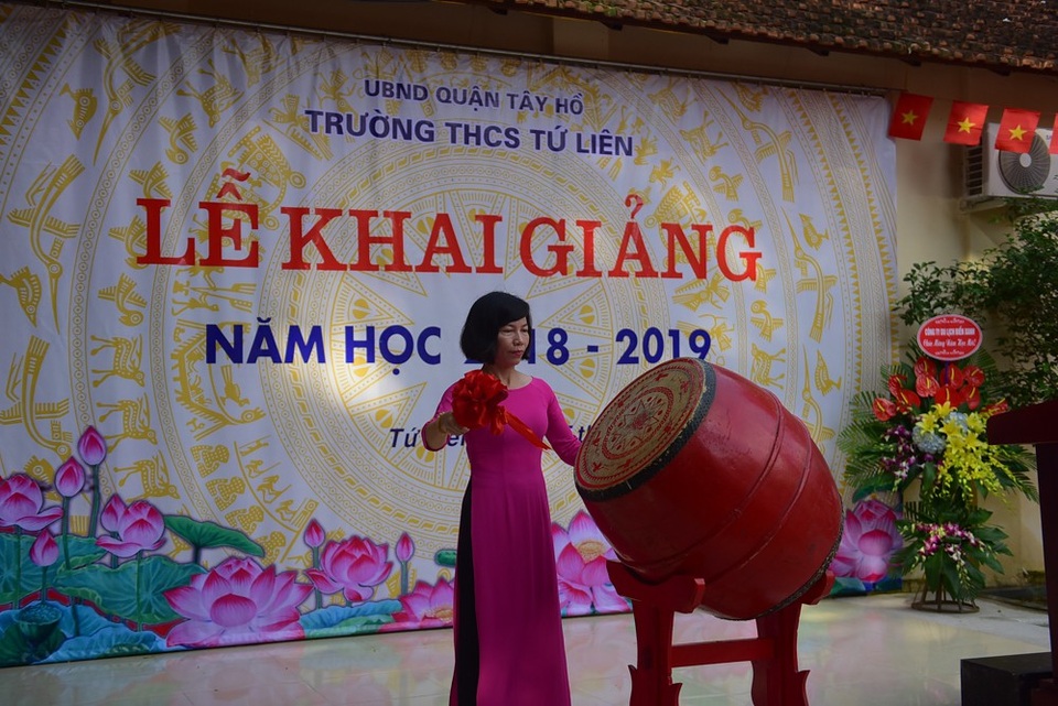Hà Nội: Lễ khai giảng trong ngôi đình - 6 Cô giáo Trần Thị Thanh Hoa, hiệu trưởng nhà trường đánh trống chính thức lễ khai giảng nă học mới được bắt đầu.