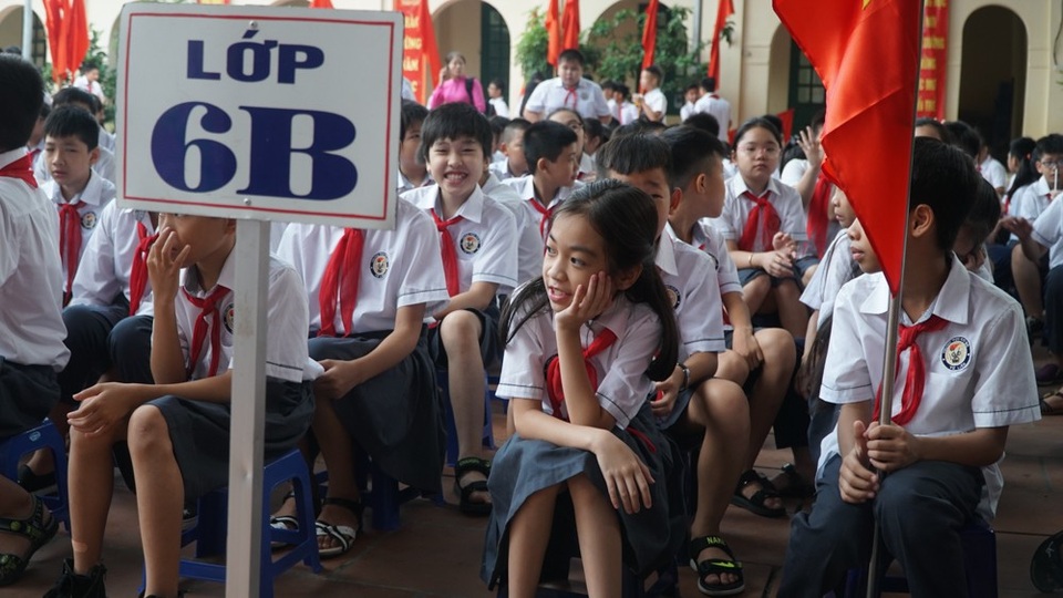 Hà Nội: Lễ khai giảng trong ngôi đình - 10
Học sinh Nguyễn Thanh Nhi, lớp 6B chia sẻ: “Em rất vui khi được học tại ngôi trường mới với nhiều bạn mới. Trong năm học mới, em cố gắng phấn đấu học thật giỏi để không phụ lòng cha mẹ và thầy cô”.Trong lễ khai giảng nhà trường còn tổ chức các trò chơi cho các em học sinh toàn khối. Các em hăng hái dơ tay tha gia trò chơi.Trò chơi truyền bóng bàn bằng thìa gây thích thú cho các bạn học sinh.Riêng khối 6 là năm đầu tiên học ở trường, nhiều học hinh tỏ ra bỡ ngỡ trước một ngôi trường mới.Các em học sinh vui vẻ chào đón năm học mới.Vui ngày khai trường với tiết mục văn nghệ do thầy cô giáo và các em học sinh trường Từ Liên thể hiện.